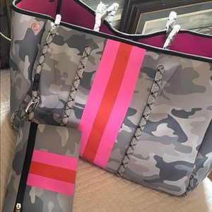 🔥NWT- neoprene tote bag- gray camouflage with pink& red stripe 💕
